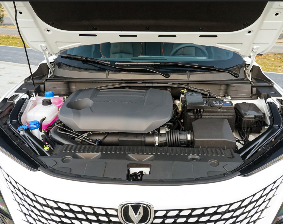 Changan UNI-T 2022 2.0T 233HP Noble Model 8AT 5 Seats SUV With 20" Wheel Hub