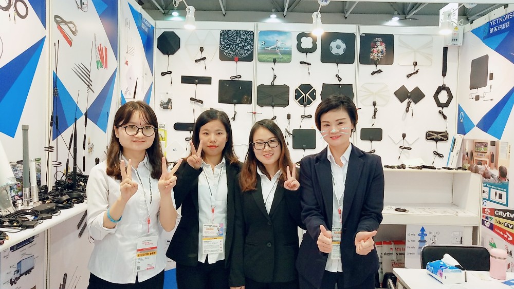 25±3dBi Gain Vertical Polarization GPS/Glonass/Beidou/Calileo Navigation Antenna for Car