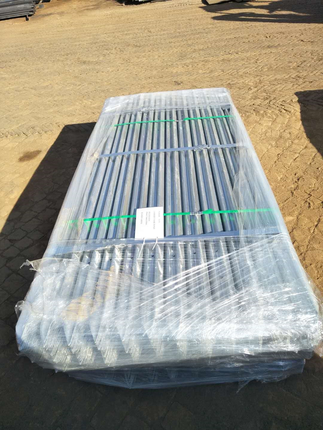Wearproof 1.8 M Palisade Fencing , 17 Pales Galvanized Security Fencing