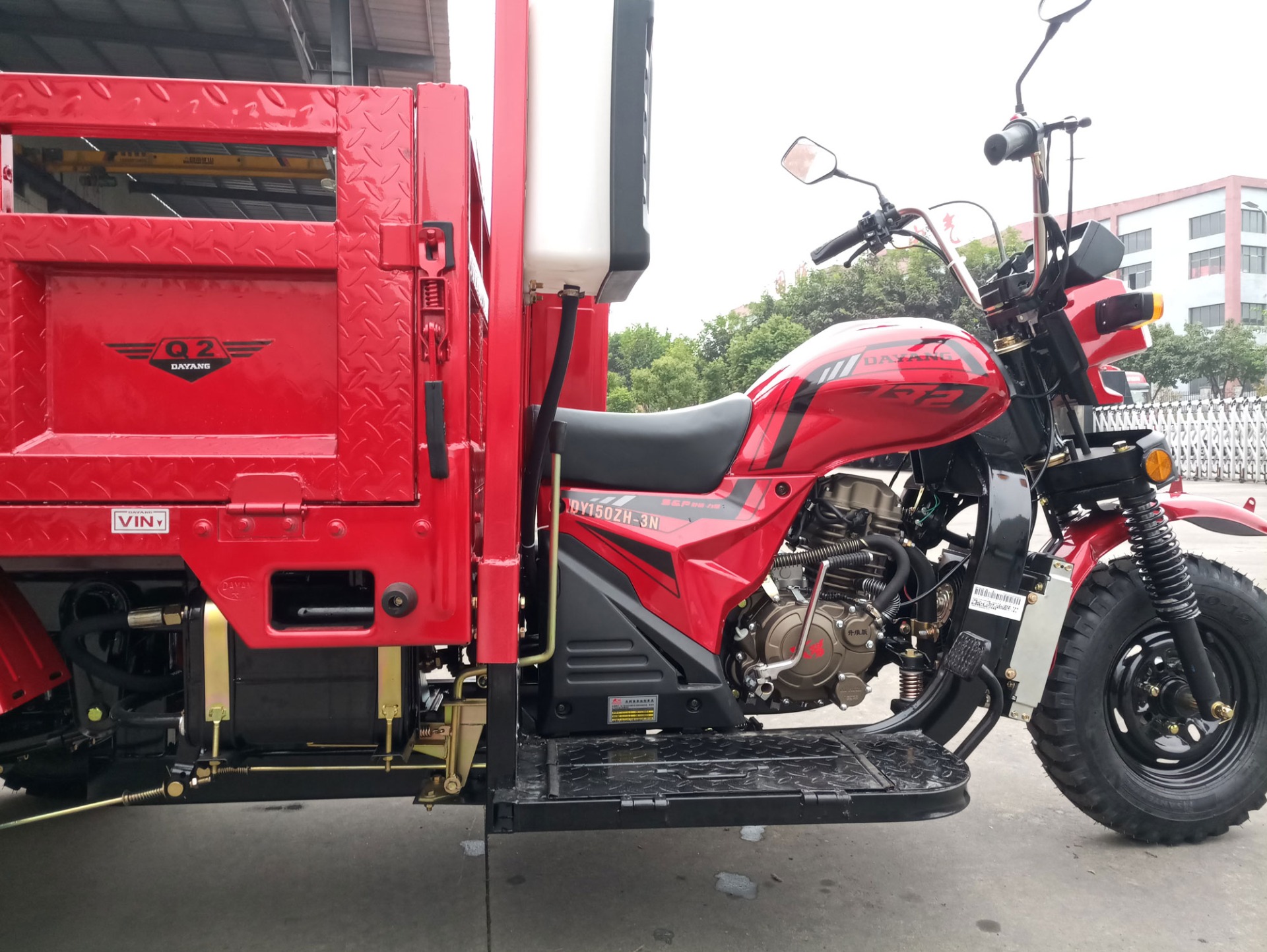 2021 Semi Cabin 300cc Motorized Cargo Tricycle with Front Hydraulic Spring Shock Absorber