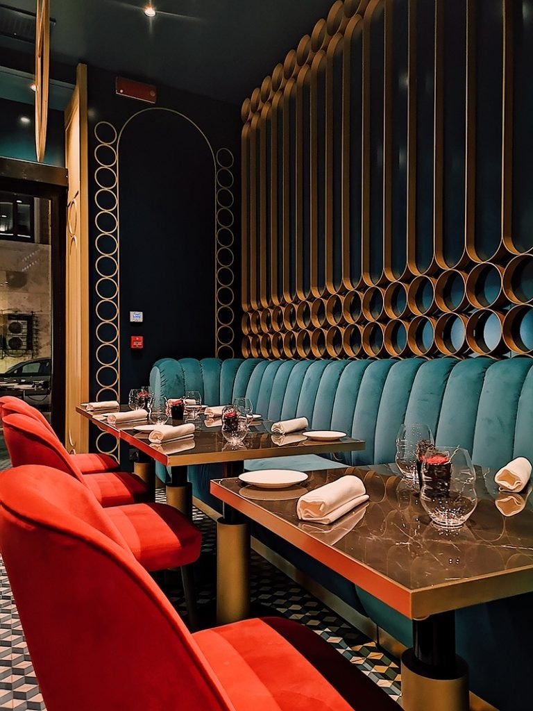 Retro One Stop Solution Bar Restaurant Booth Seating Long Couch Railing Screen Wall Cabinet