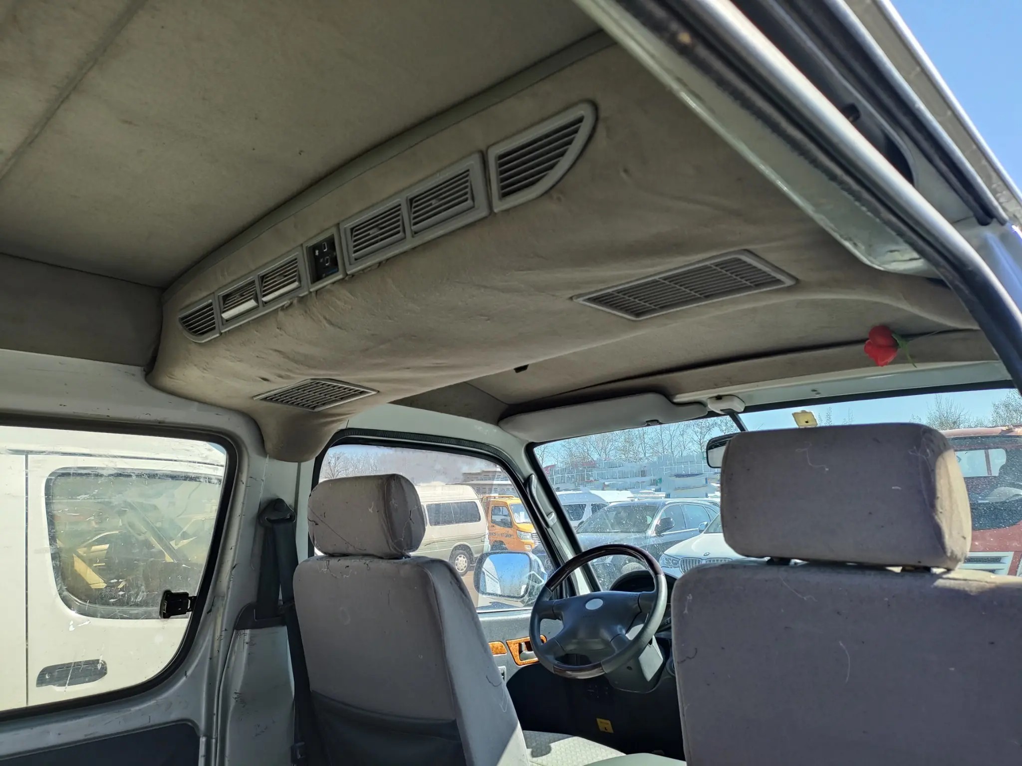 Used Mini Coach Sliding Windows 5.4 Meters 14 Seats Golden Dragon Hiace XML6532 Air Conditioner