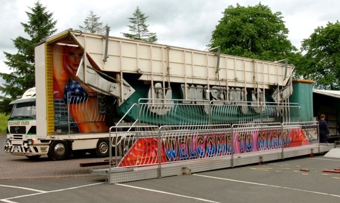 Anti Rust Paint Trailer Mounted Rides With 5-6 Layers FRP And GB Steel Material