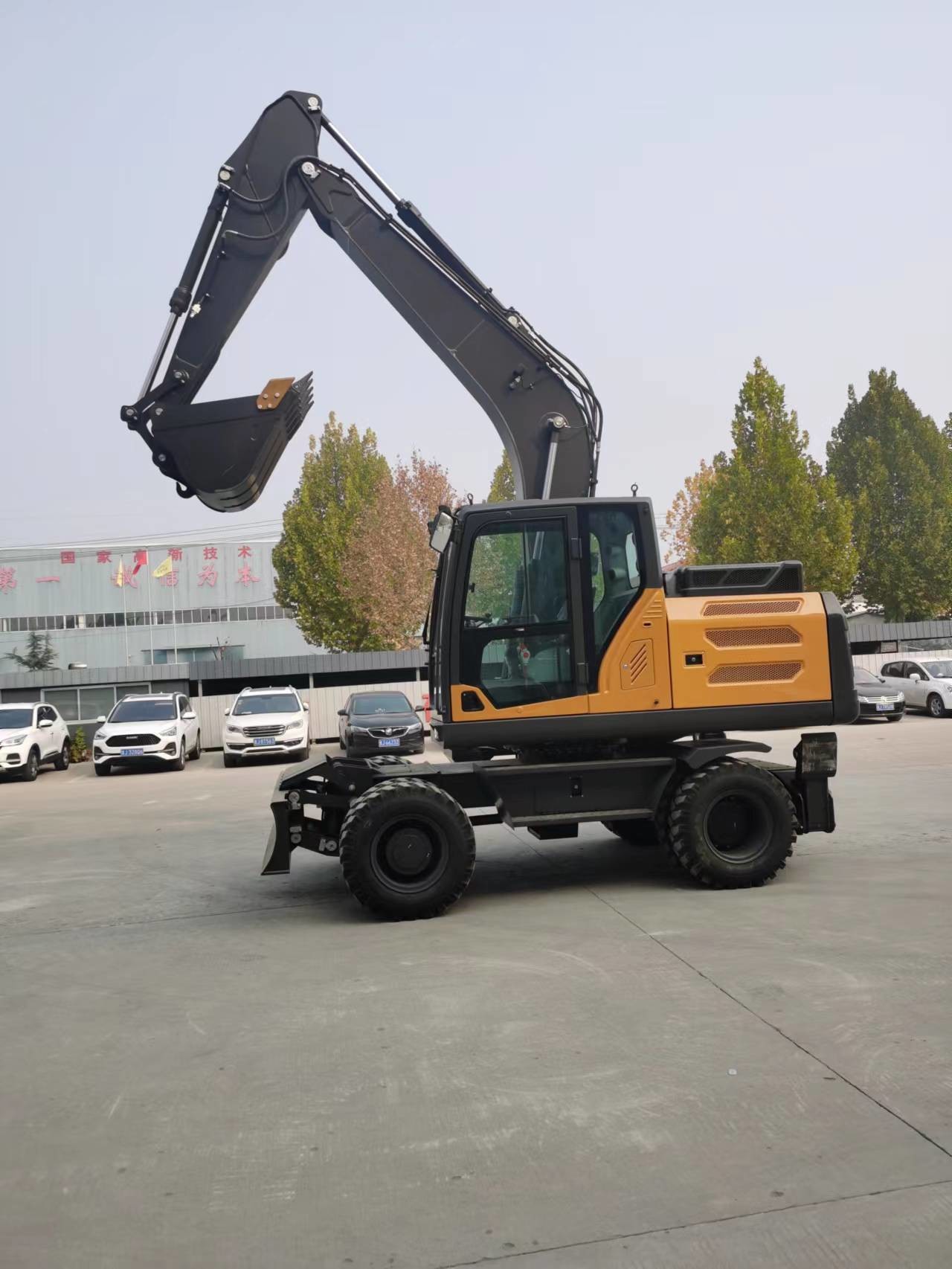 Mini Log Grapple Wheel Backhoe Excavator 0.6cbm To 0.8cbm For Municipal Engineering