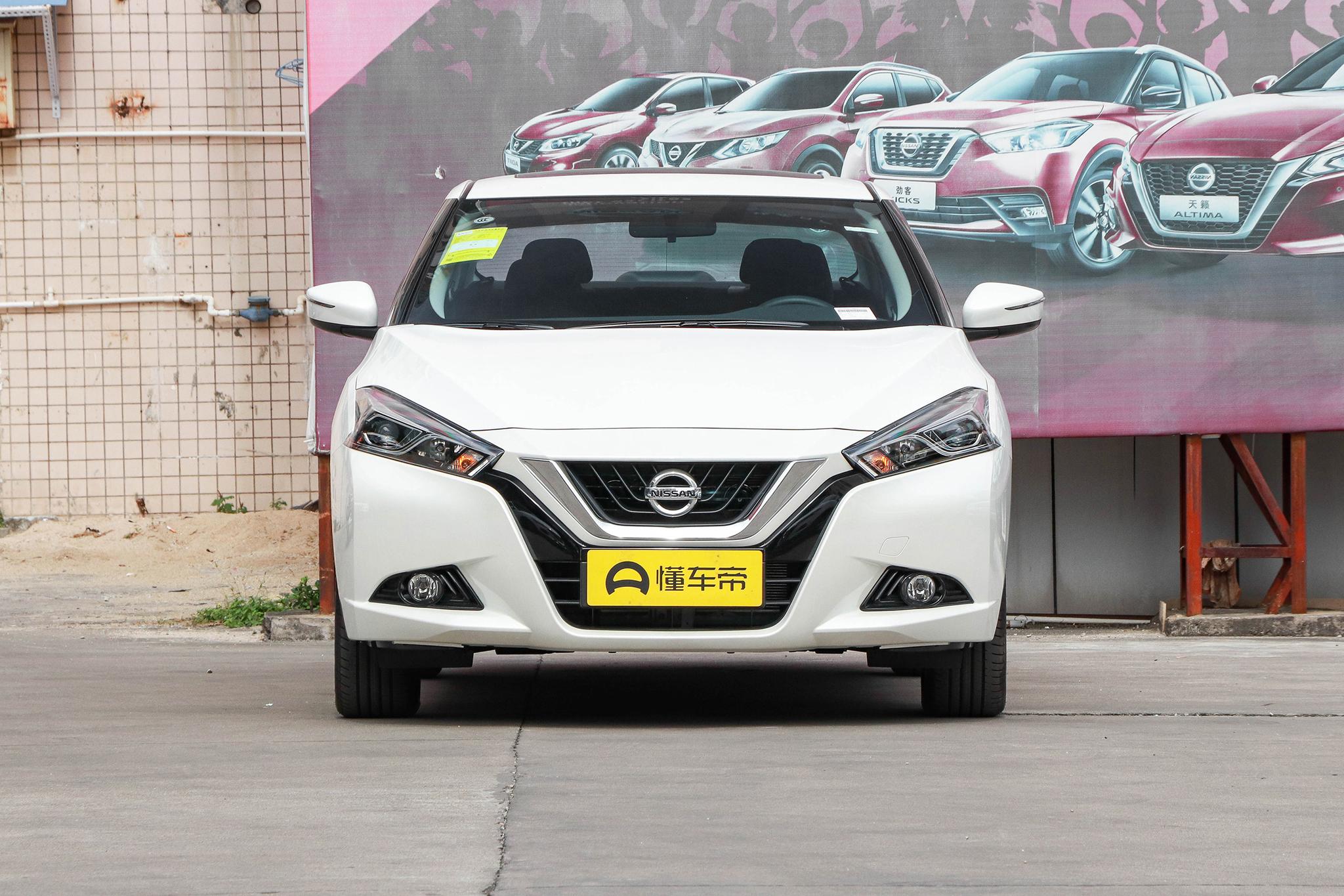 Gasoline Left Hand Dongfeng Nissan LANNIA 185 High Speed 4-door 5-seater Hatchback Used Car