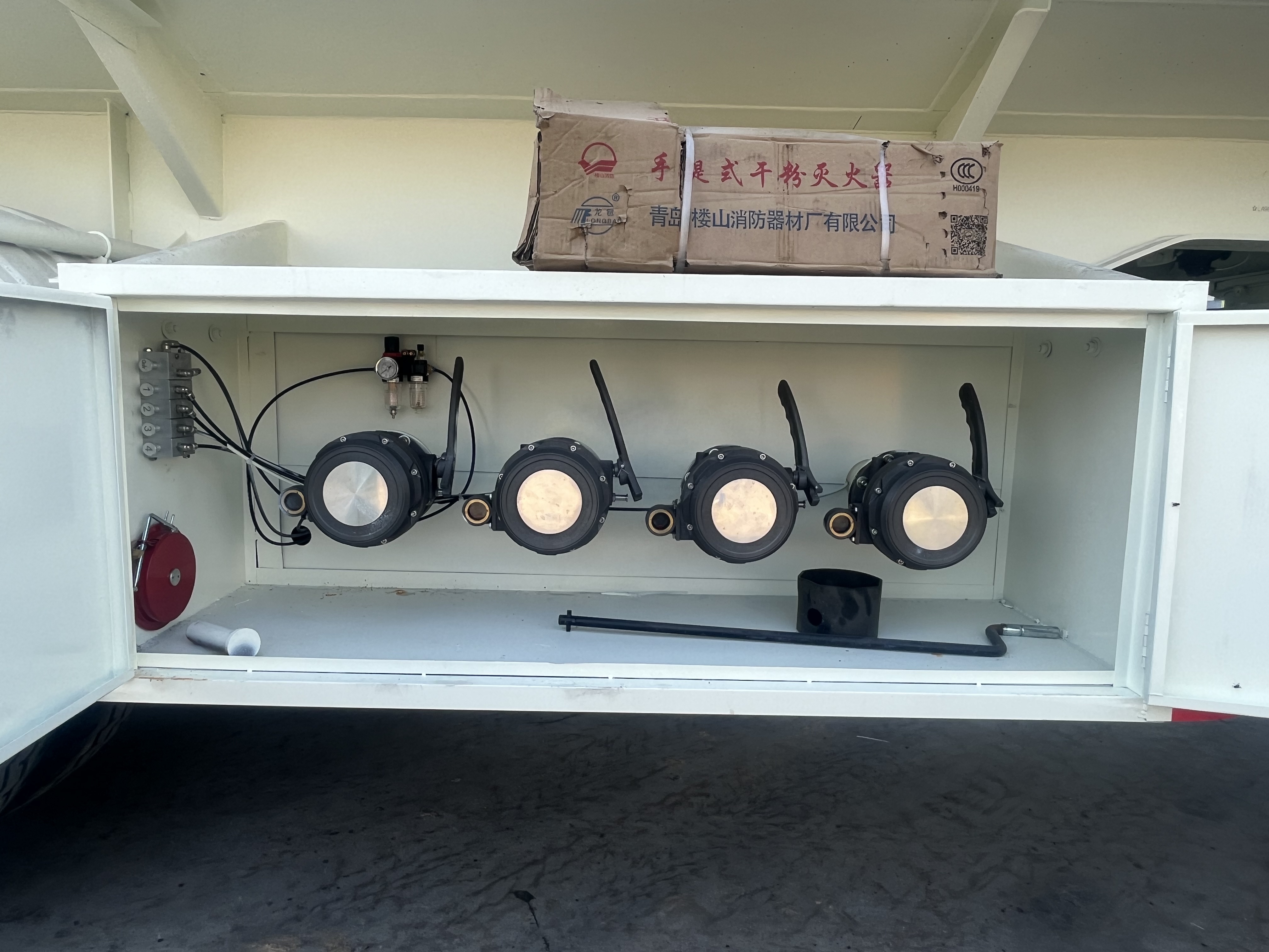 2/3 Axle 30000L Tanker Semi Trailer Carbon Steel/Stainless Steel/Aluminum Alloy For Oil/Fuel/Diesel/Gasoline/Crude/Water/Milk Customized