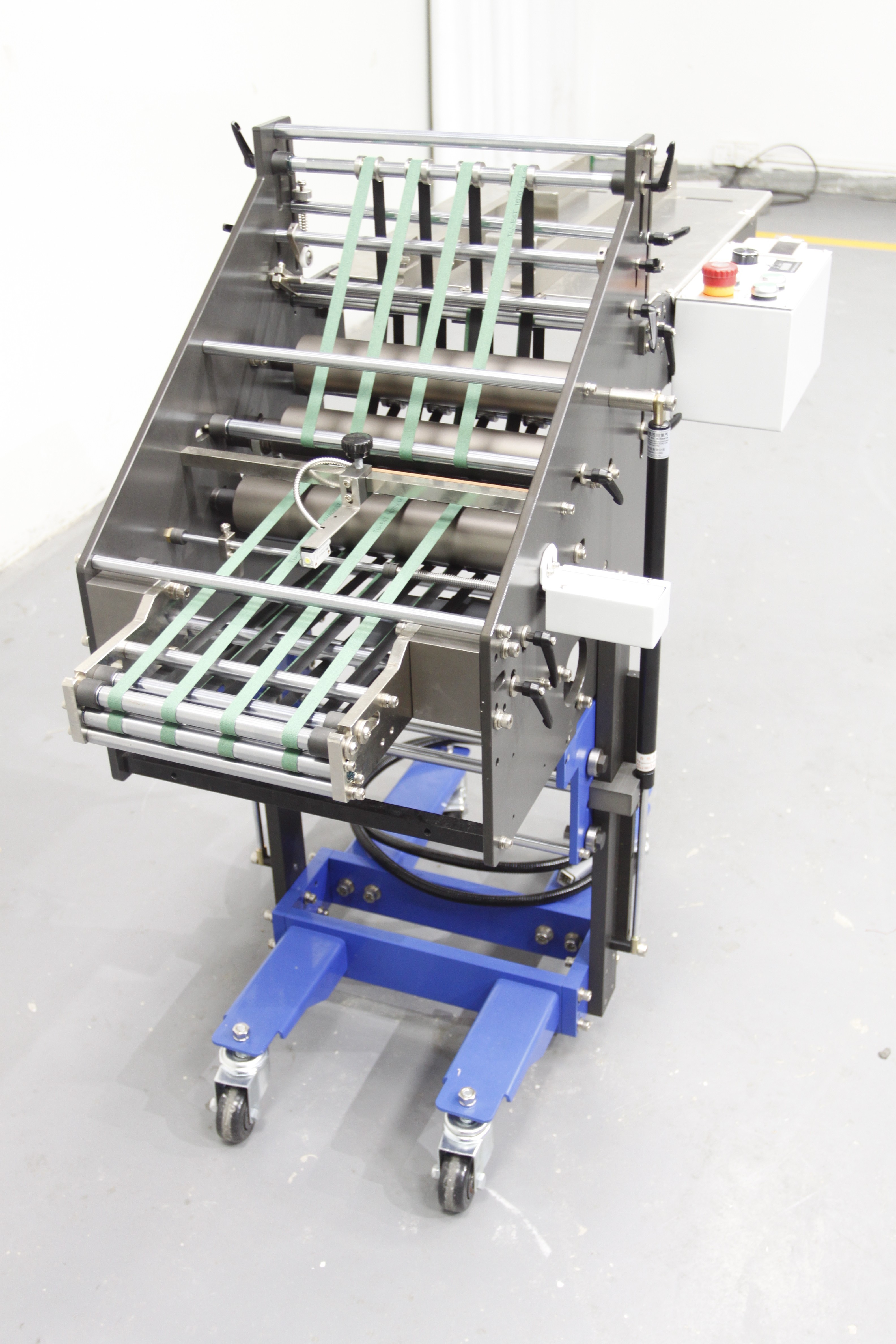 Width 320 Vertical Stacker Machine 220V 250W For Pharmaceutical Outsert Leaflet