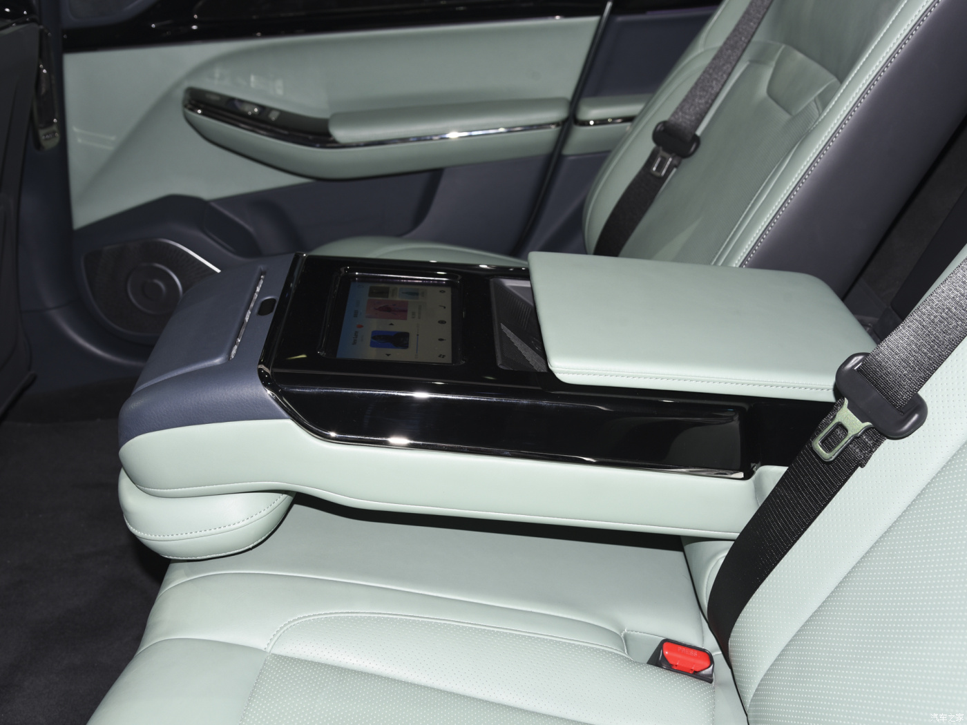 2024 BYD 4DW Big Sedan with 1020KM 5 Seat Energy Vehicle B.H.D Y6 Electric Car Charging time H 0.5 Max Speed 205Km/h