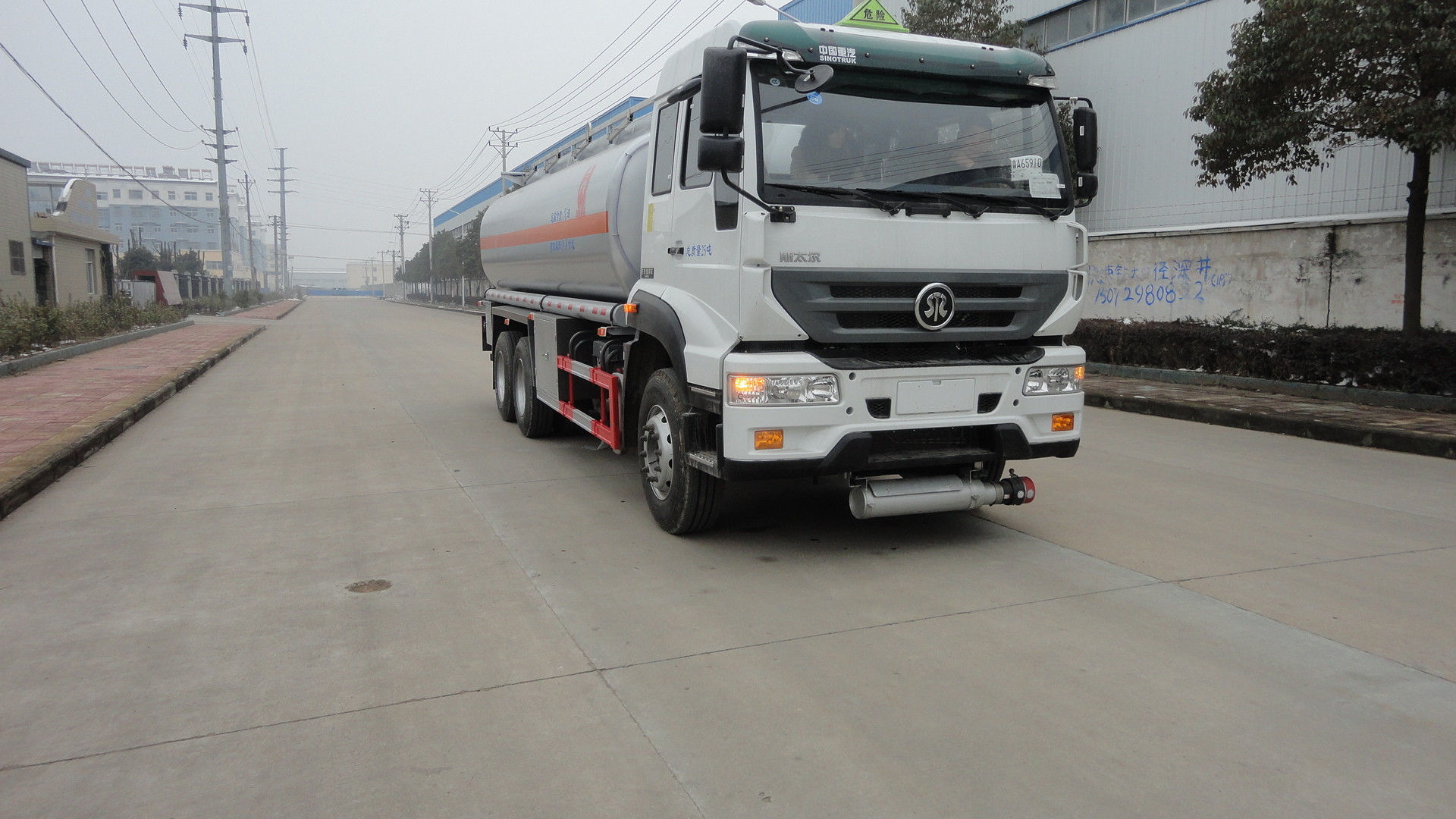 Mini Oil Tanker Truck 6.65cbm euro3 , 20000L Volume oil delivery trucks 300 HP
