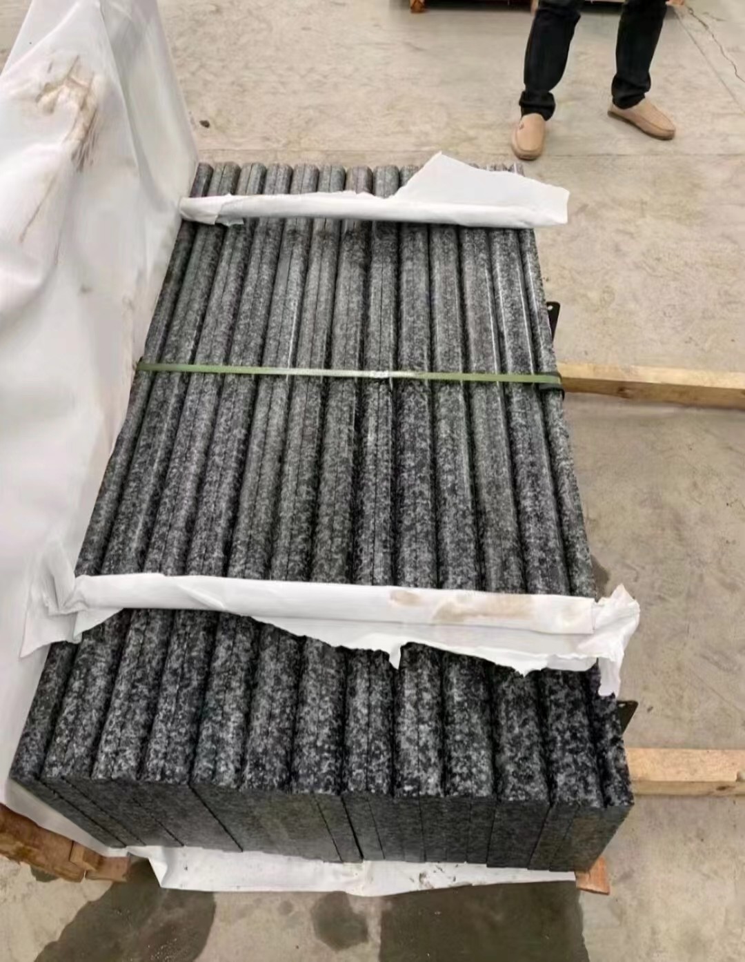 Durable G654 Black Granite Paving Slabs Polished Granite Floor Slabs Beveled Edge