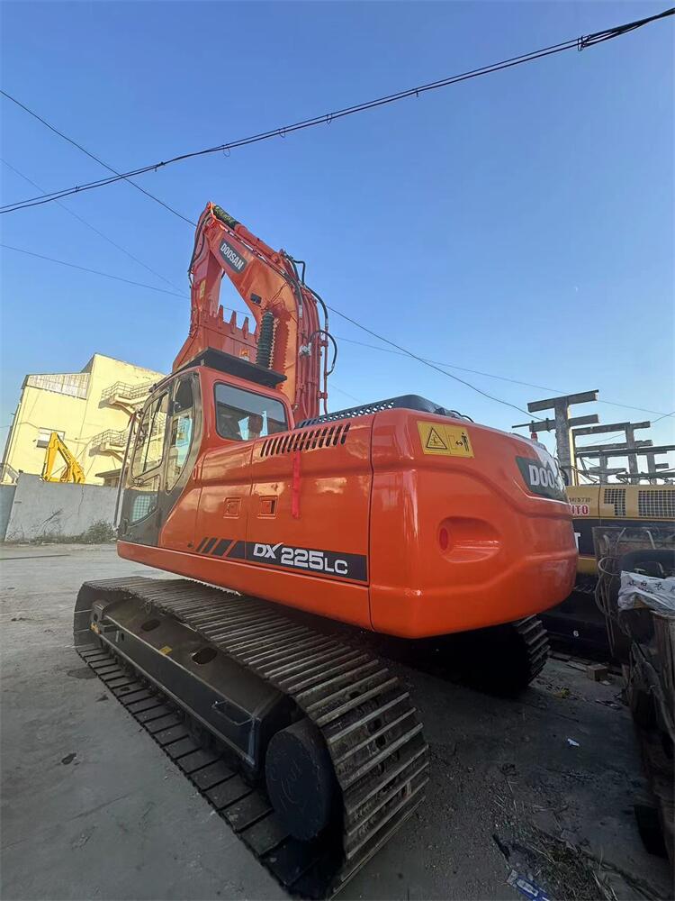 Korean Made Doosan DX225 Excavator 2022 Year 1400 Working Hours Used for Construction