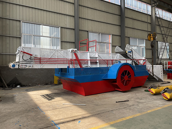 8 Cubic Capacity Aquatic Weed Harvester 105kw 5km/H Is Designed To Be Eight Meters