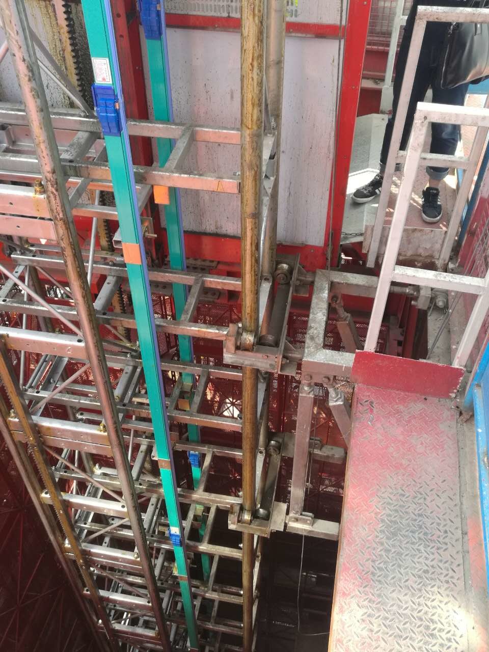 Construction 500m 96m/Min Passenger And Material Hoist Lift Bevel Heicial Gearbox heavy duty height lifter
