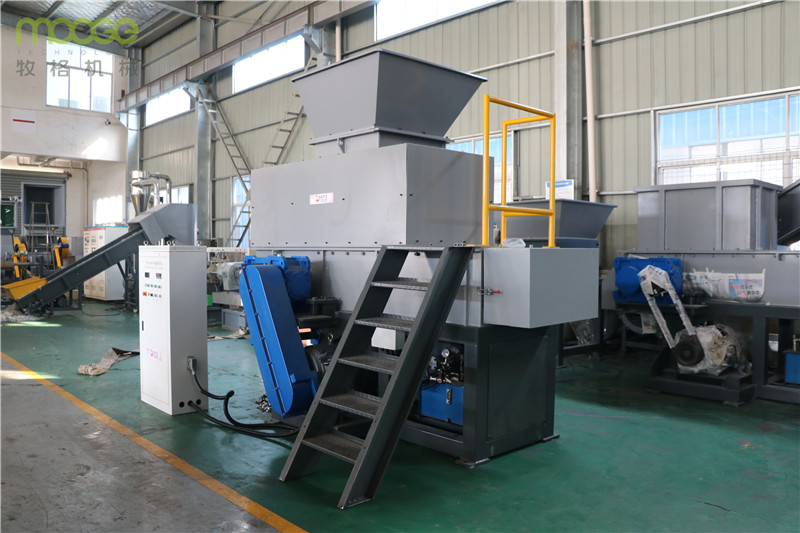 PVC HDPE Heavy Duty Plastic Shredder Machine 400MM Plastic Recycling Shredder