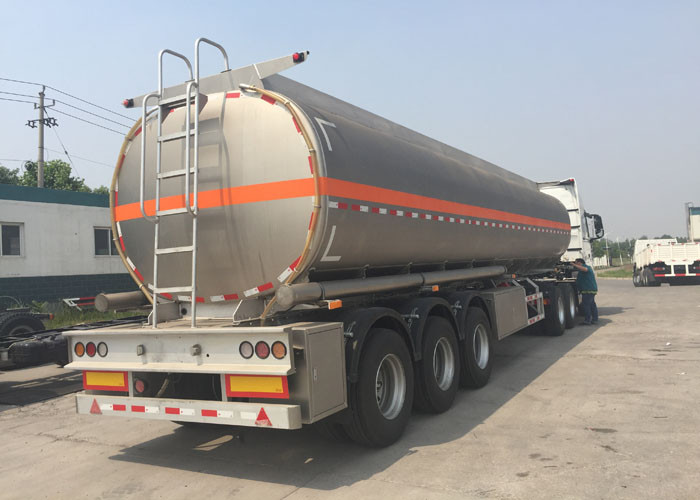 HOWO A7 Fuel Oil Delivery Semi Truck With Trailer 60000 Liters 65000 kgs