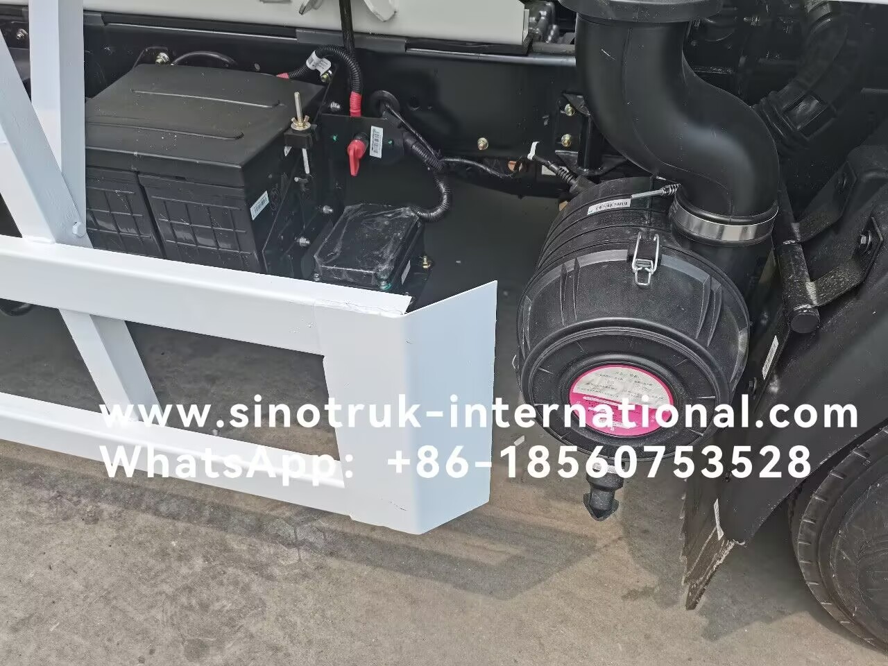 SINOTRUK HOWO 4X2 6 Wheels Oil Tank Truck 5-6CBM Single Bin With Flowmeter