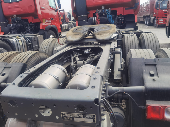 Sino Tractor Truck Head Red Color 6×4 Drive Mode Leaf Spring One Row With Sleeper LHD