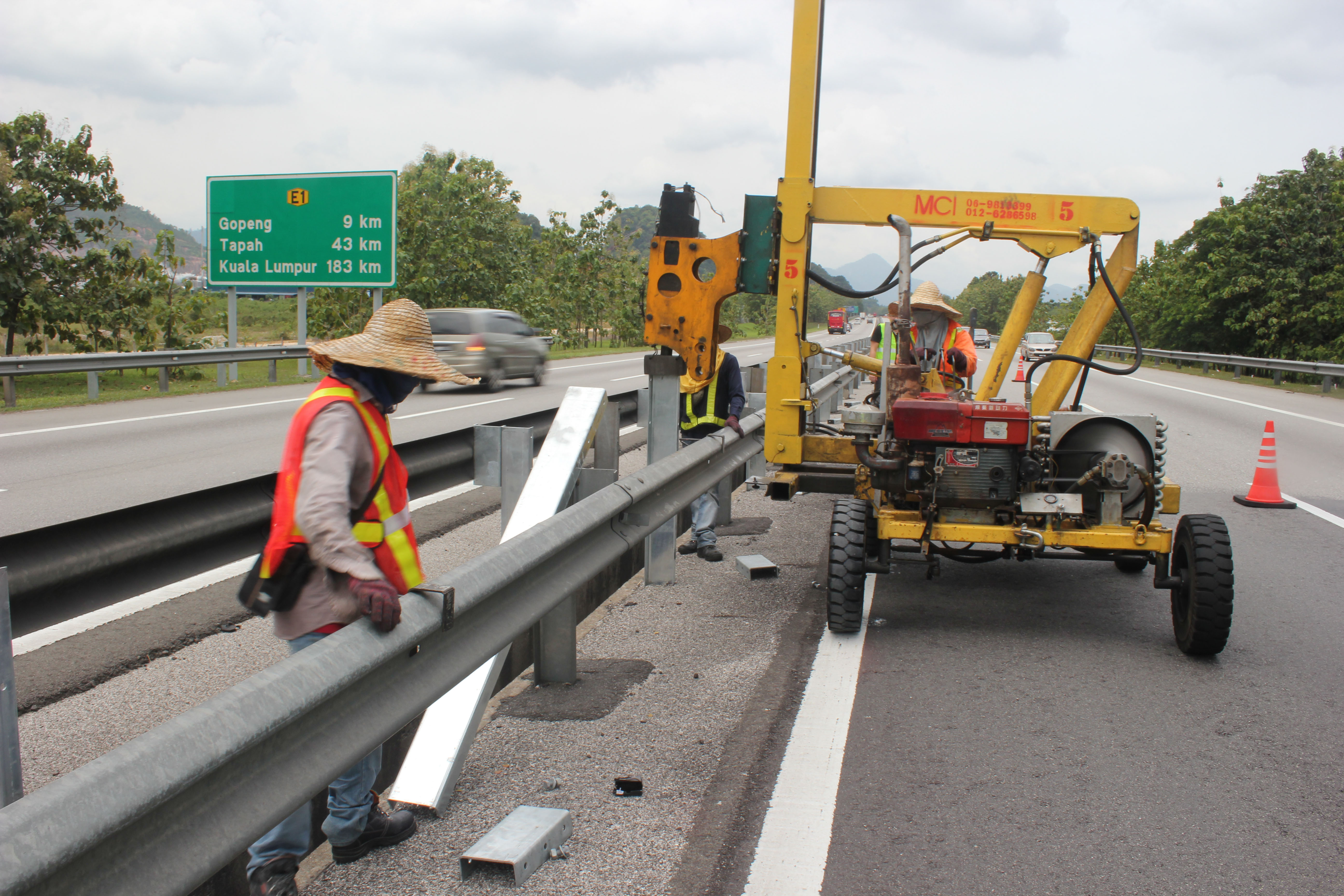 Highway Guardrail Steel Buffer End Galvanized Powder Coated Certified by ISO9001 2000