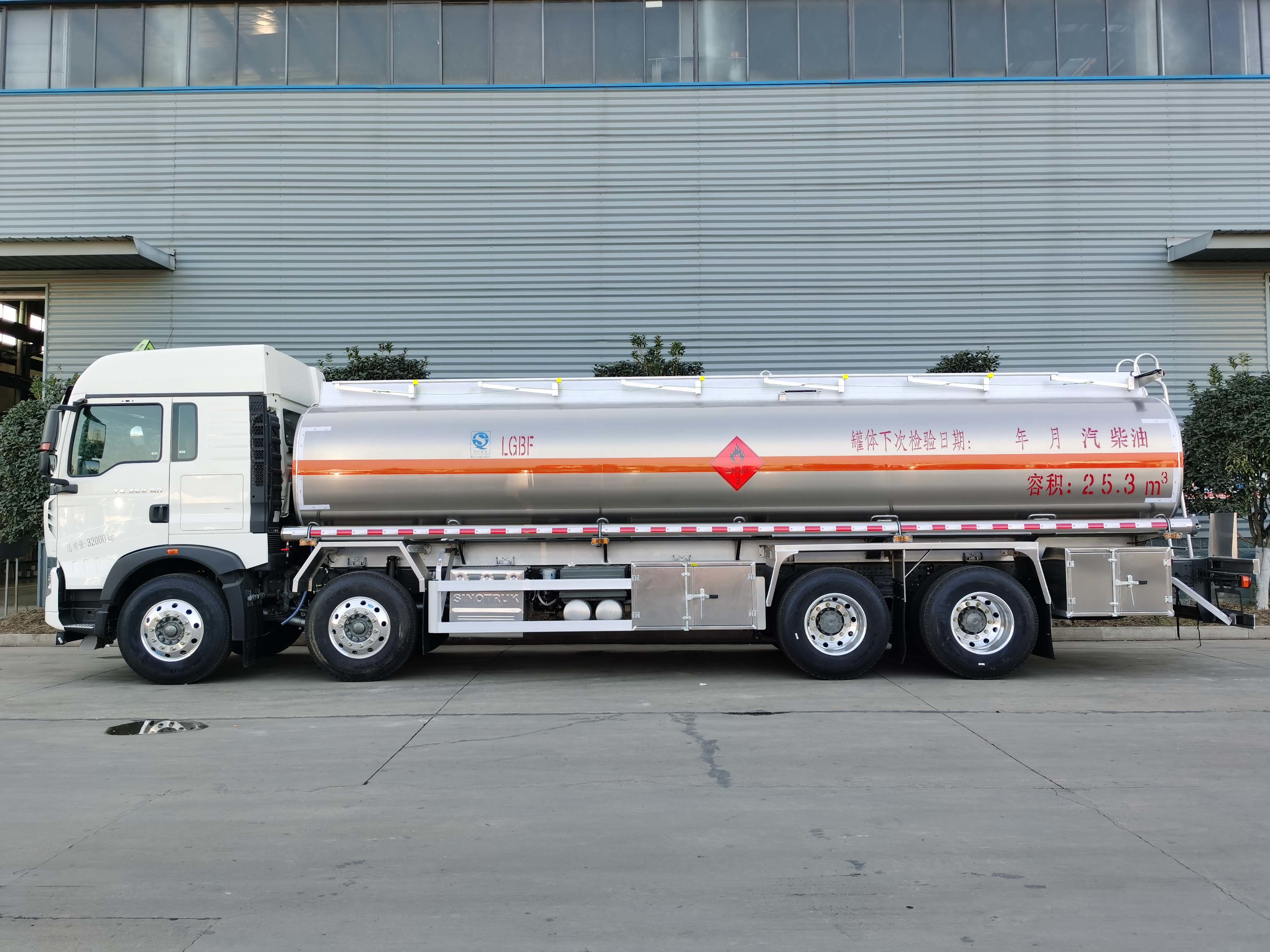 12m3 Oil Tank Truck With 351-450hp Horsepower And 4X2/6X4/8X4 Driving Type