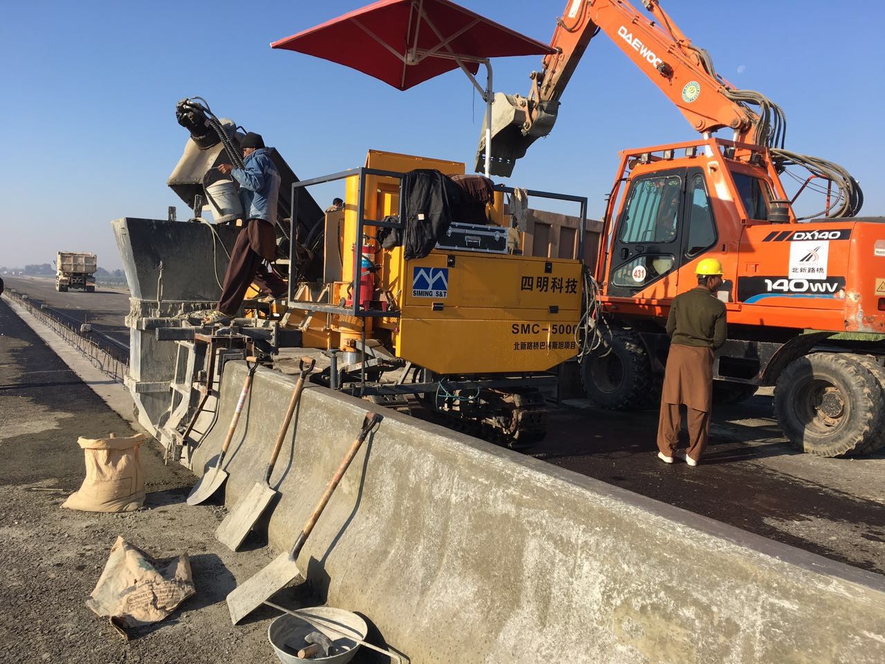 Road Engineering Slipform Paver For Highway And Municipal Roads