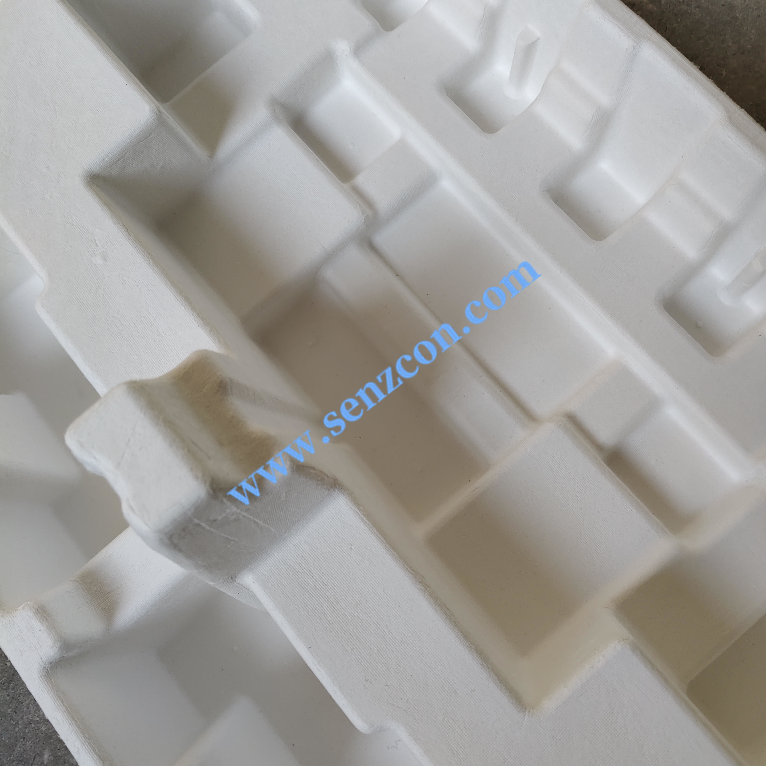 The dry-pressed pulp molded packaging made of white sugarcane pulp, which is customized by the manufacturer for fitness equipment.