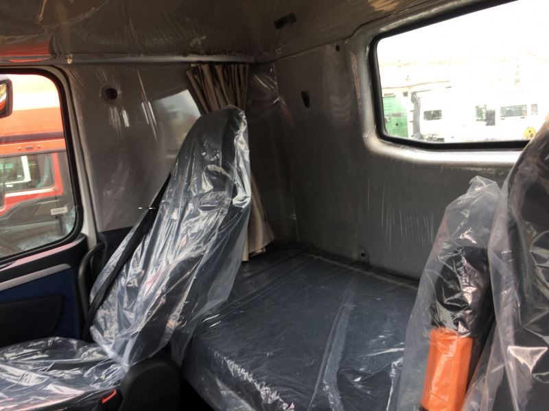 Fast Air Suspension 10 Wheels Heavy Truck 12 Seater Truck Tractor with Rear Camera None and Steering Left from Sinotruck