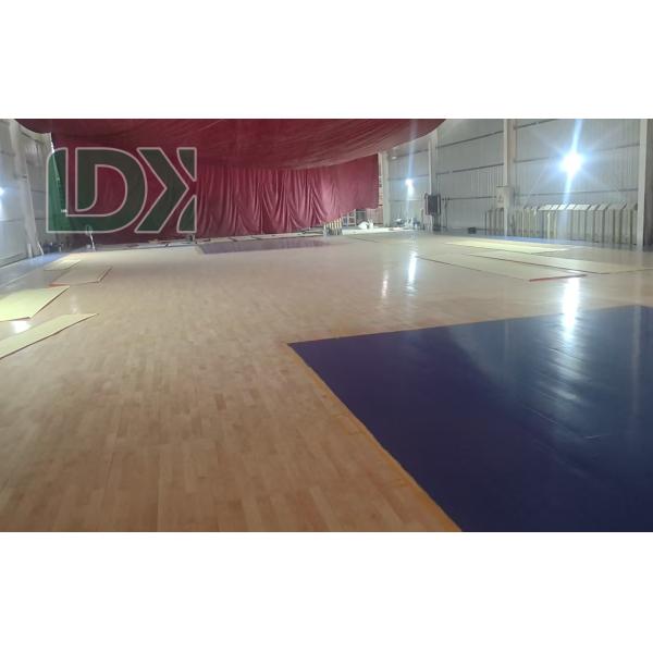 Match de basket sur plancher FIBA