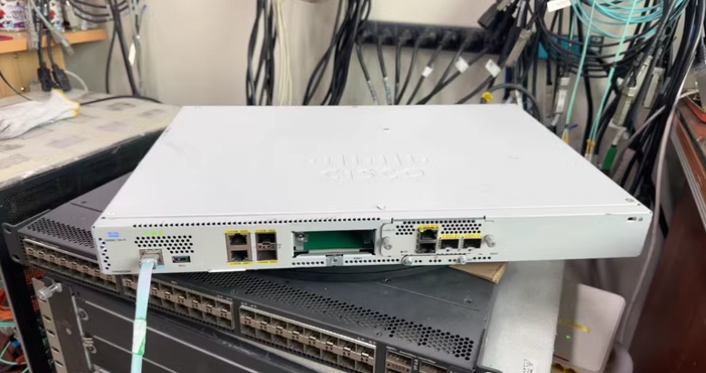 8200 Series C8200L-1N-4T Ethernet Router 1-NIM Slot 4x1G WAN Ports 1000mbps Max LAN Data Rate VPN Firewall Function in Stock