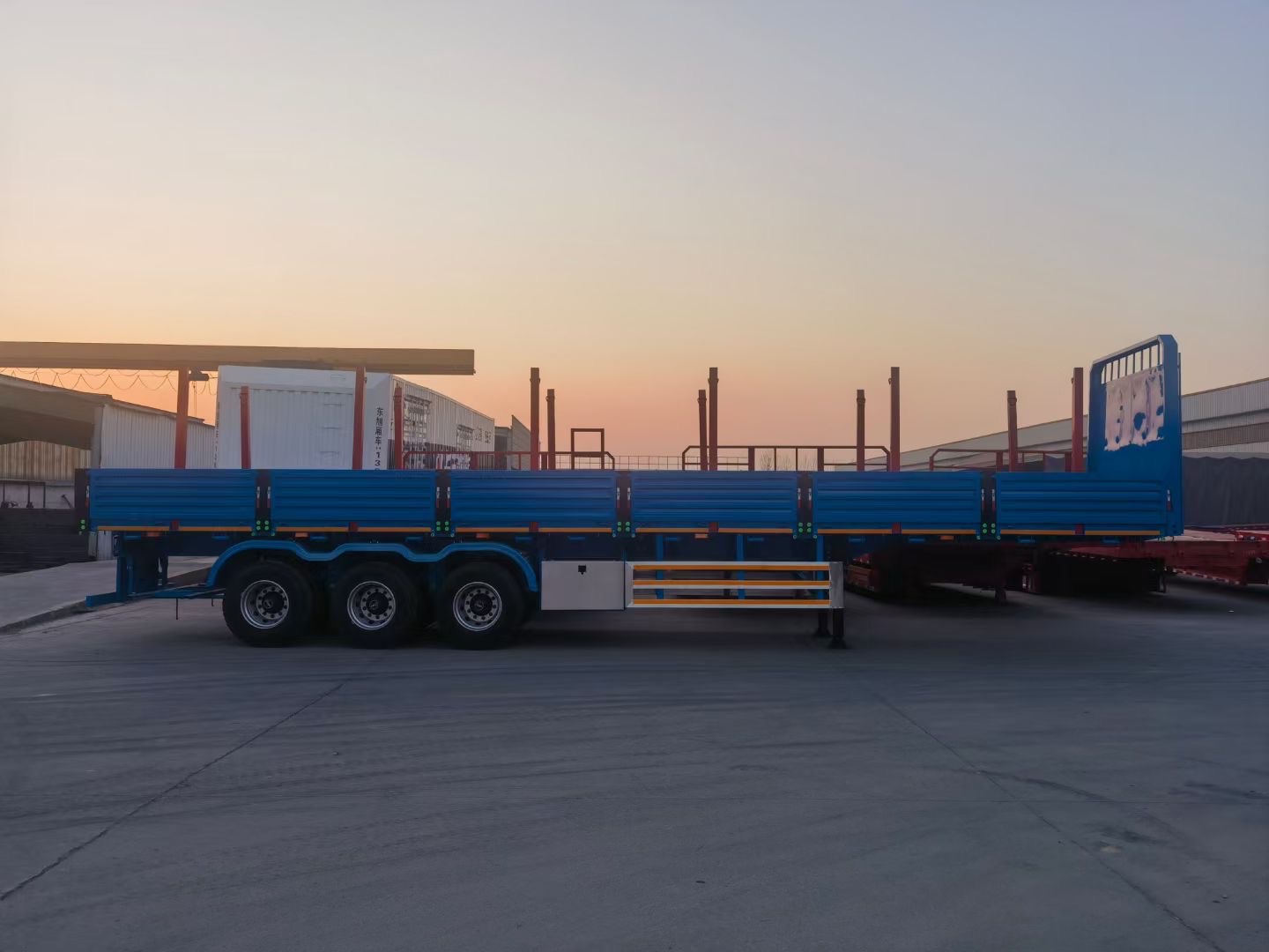 CIMC 40FT 3 Axle tare weight 8.5t 1300*2500mm heavy duty mechanical suspension 13pc leaf spring Wall Side Rollover semi trailer