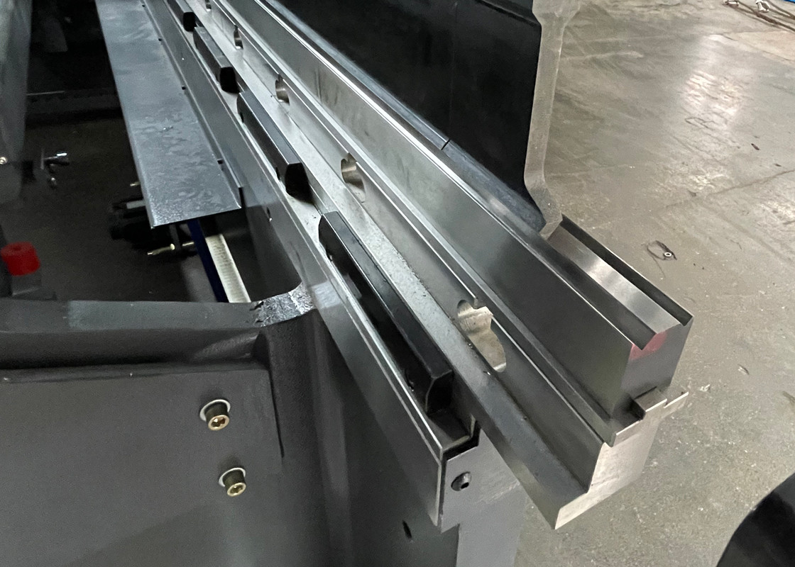 CNC Sheet Bender Hydraulic CNC Press Brake 6+1 Axis DA66T Controller