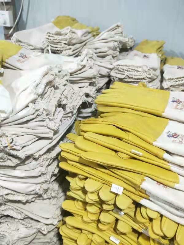 Durable Yellow Sheepskin Beekeeping gloves with white soft ventilated part, white elastic cuff