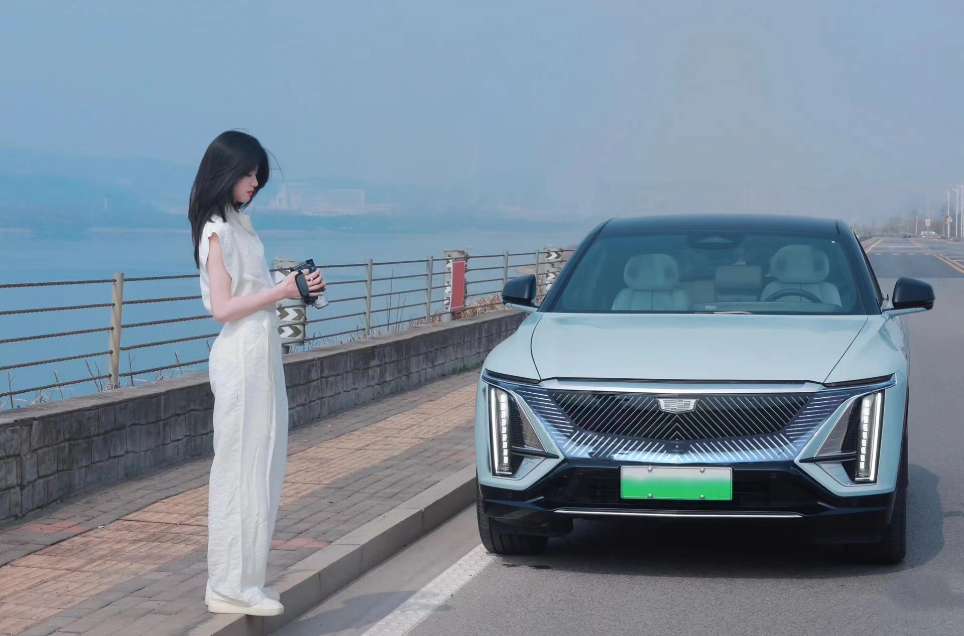 LYRIQ Ca-dillac Electric Super Car 653km Endurance 0.67h Fast Charging Open Sunroof Luxury and Performance Combined