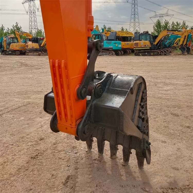 Second Hand Doosan DH150 Excavator with and Machine Weight of 15000 KG in the Middle