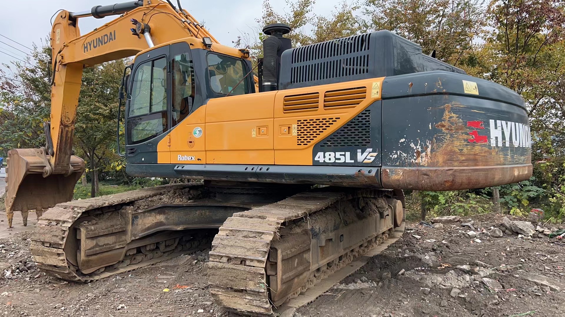 Used Hyundai 485-9T Excavator in Shanghai with 2.5 m3 Bucket Capacity and Cummins Engine