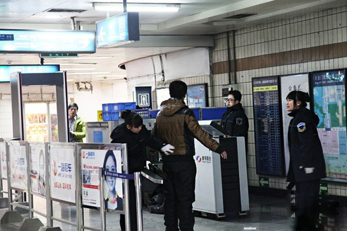 2022 best-selling models walk-through metal detector door 6 zones 99 sensitivity can be adjusted to customize the plug