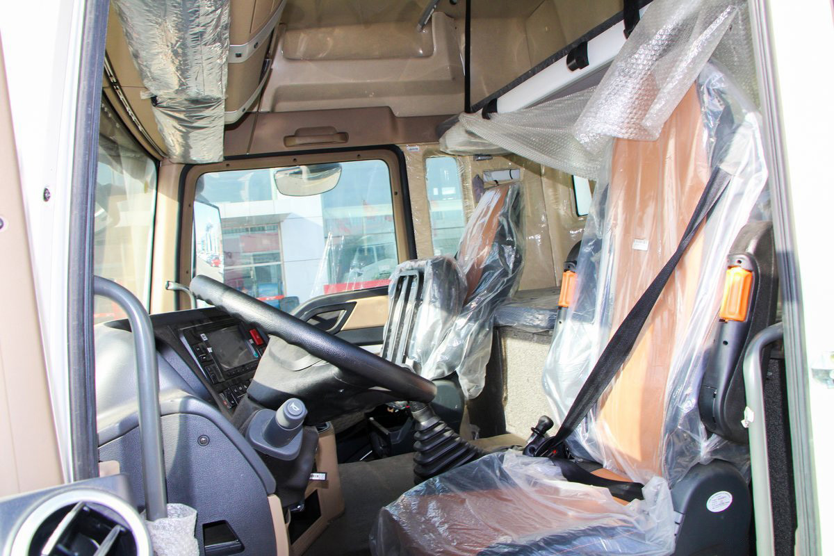 Howo ZZ5187 Freight Refrigerated Truck Diesel 8-Speed 220hp 4X2 6.8m Deflector Row Half Cab White Body Three-Door