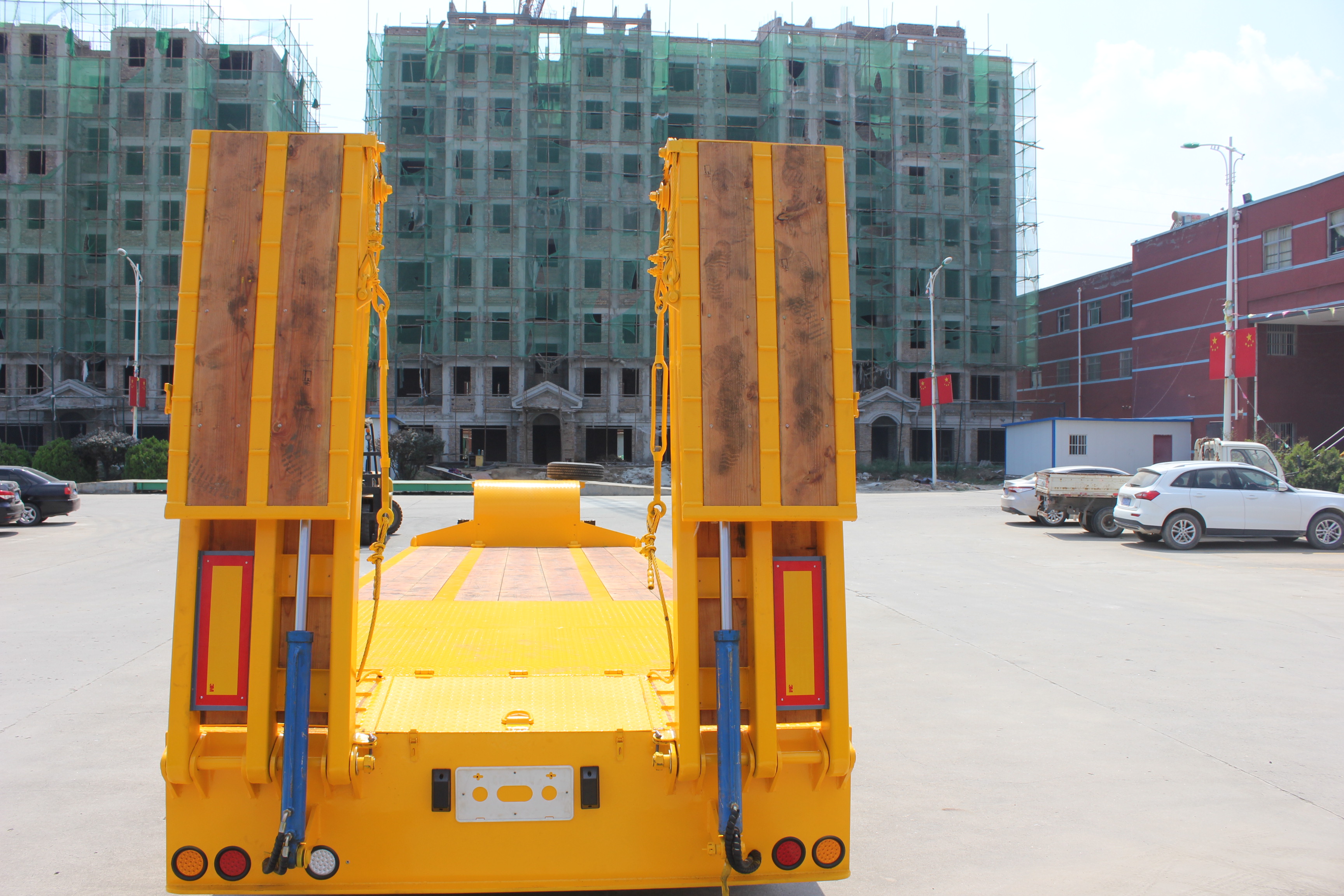 50 Ton Capacity Low Boy Truck Semi Trailer with Hydraulic Ramp and Main Beam Q345B