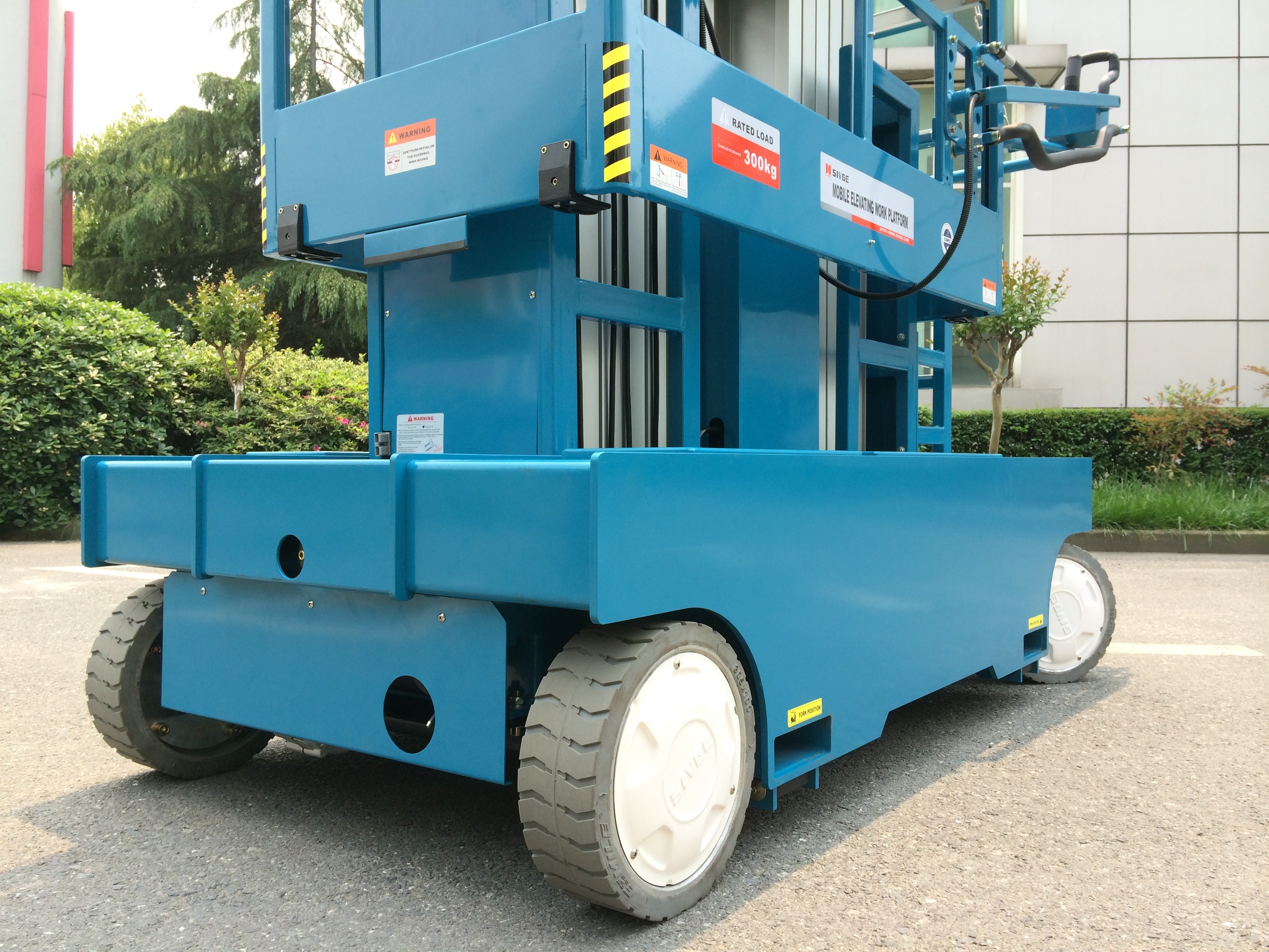Blue Hydraulic Aerial Work Platform Dual Mast With 10m Working Height