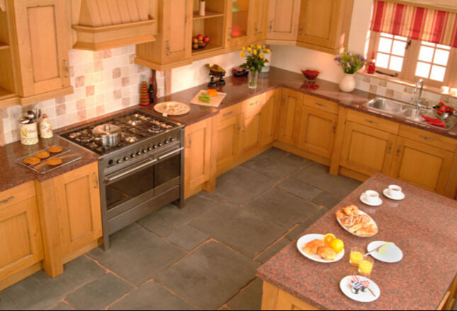 G562 Maple Red Tiles Polished Granite Slabs CE Approved For Kitchen Countertop