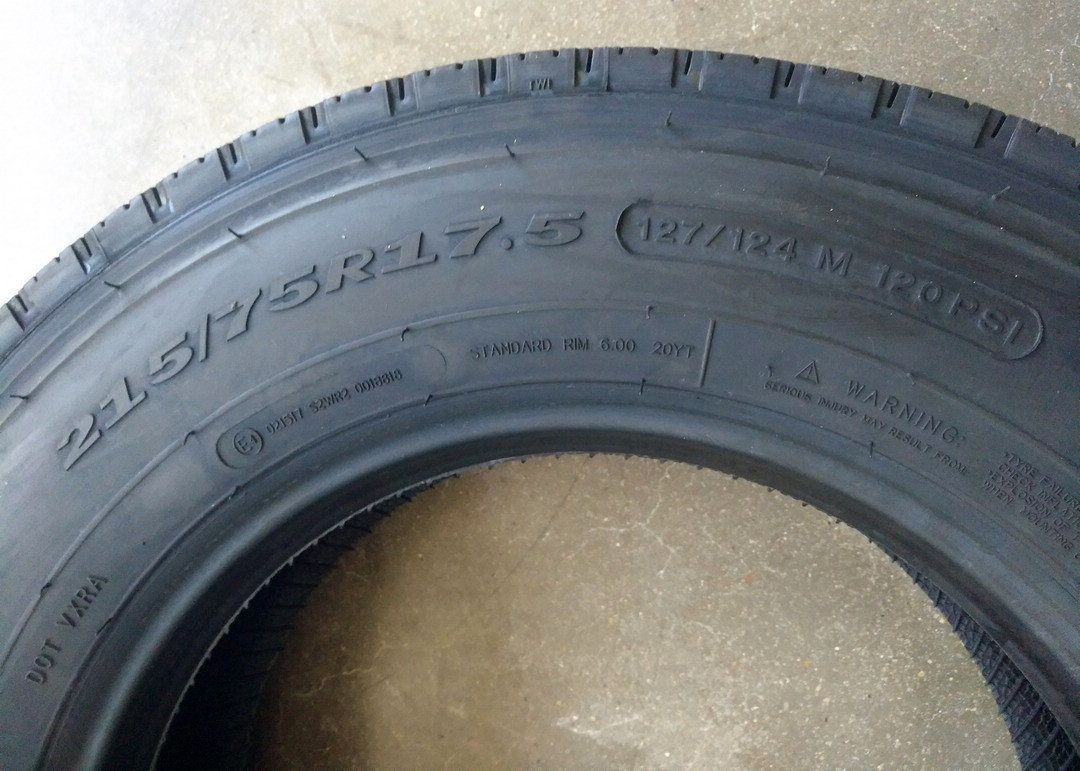 Rib 215/75R17.5 Truck Bus Radial Tyres All Steel Radial Tires Structure