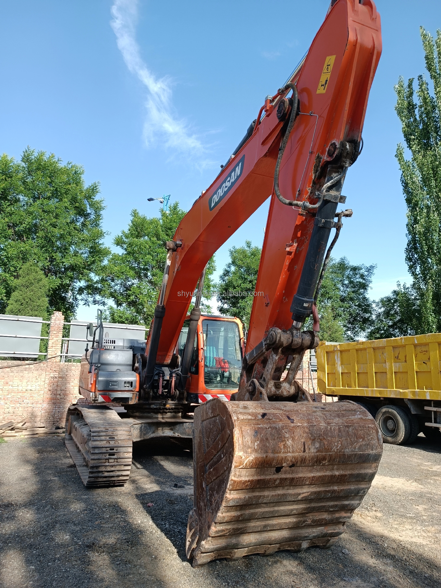 Affordable DOOSAN DX300 Excavator and Energy-Saving for Crushing Used Hand Excavators