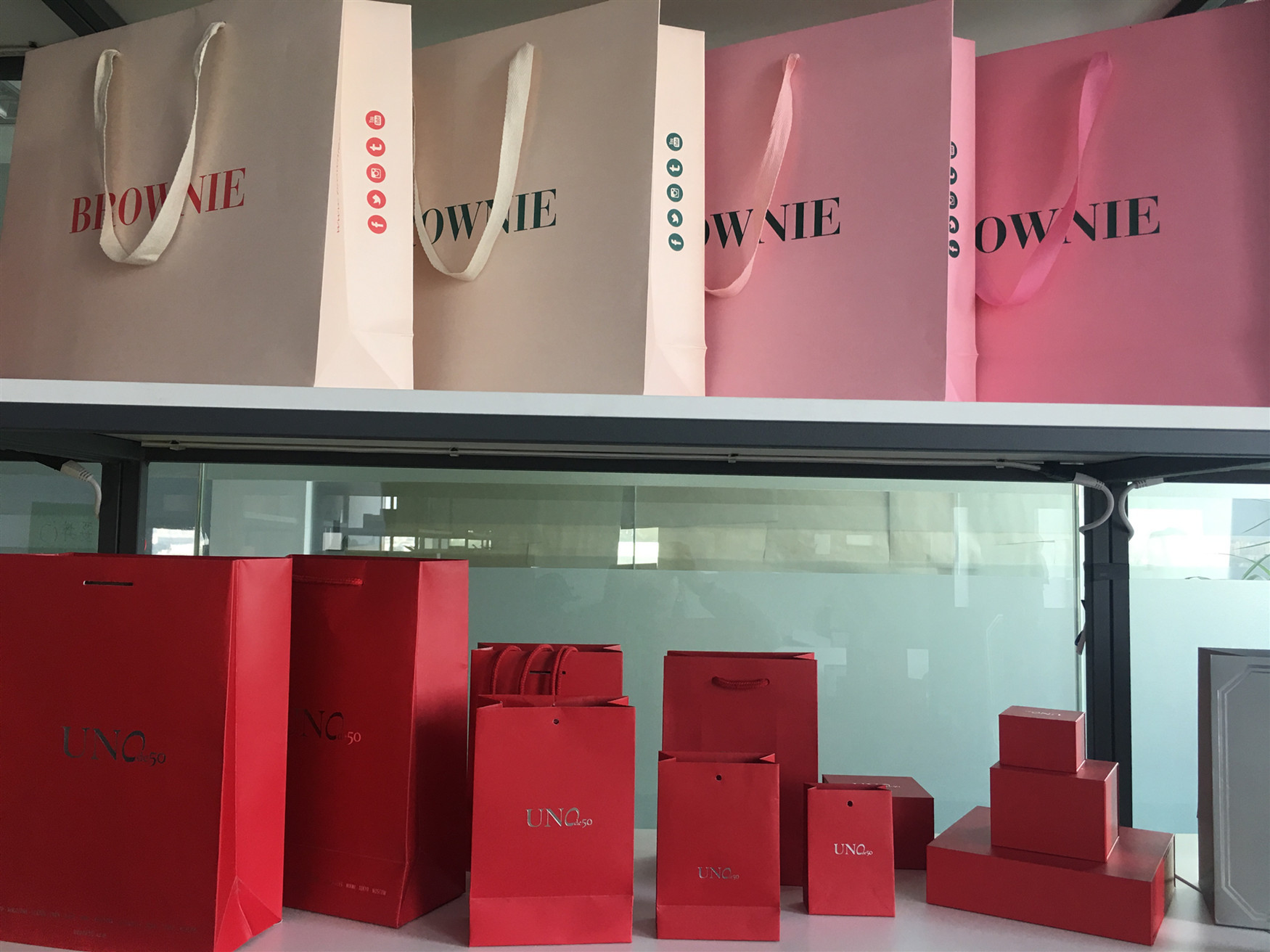 Foldable Recyclable Custom Printed Paper Bags With Handles 410x530x120 Mm