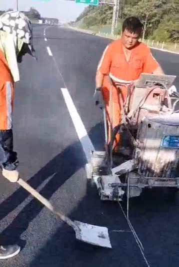 Thermoplastic Line Dispenser Road Painting Machine