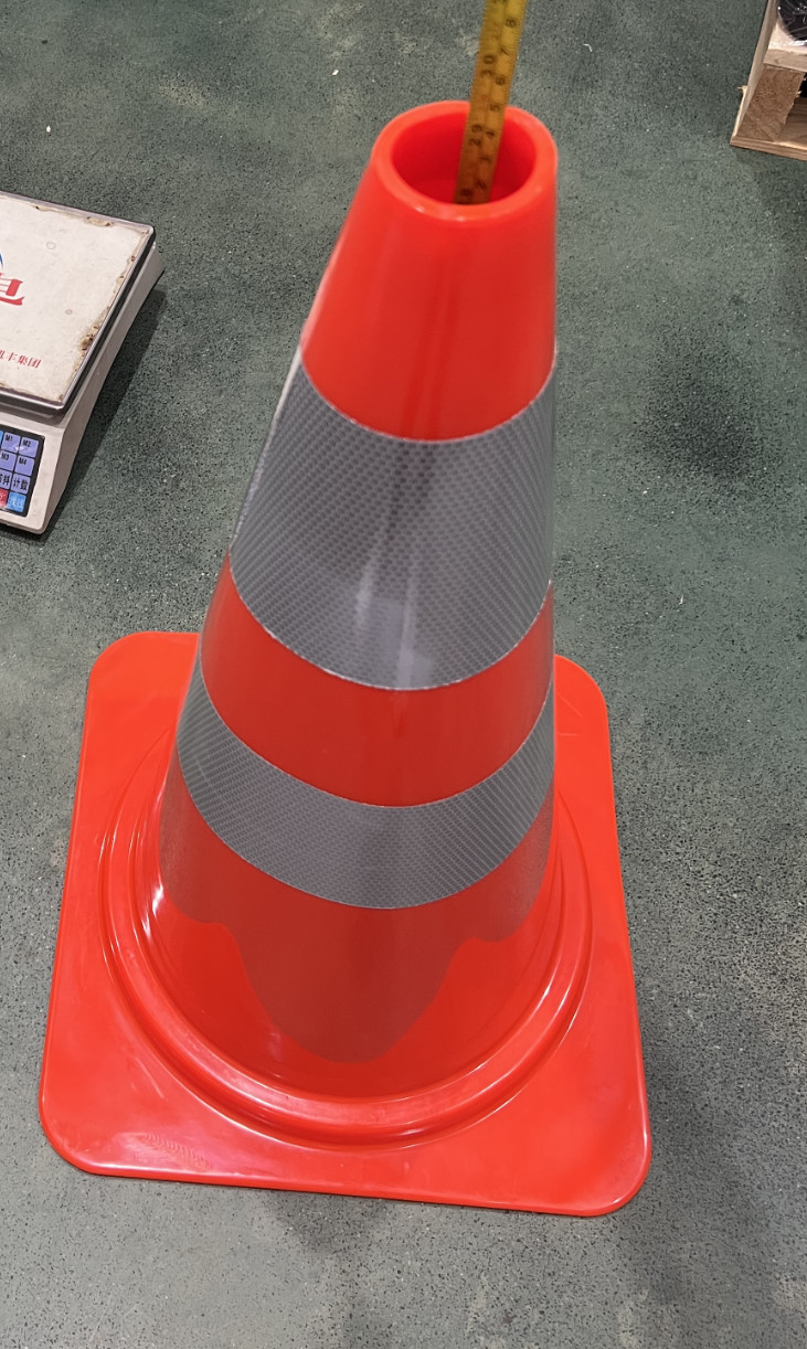 2.3kg 70cm PVC Traffic Cones 28 Safety Cones With Reflective Tape