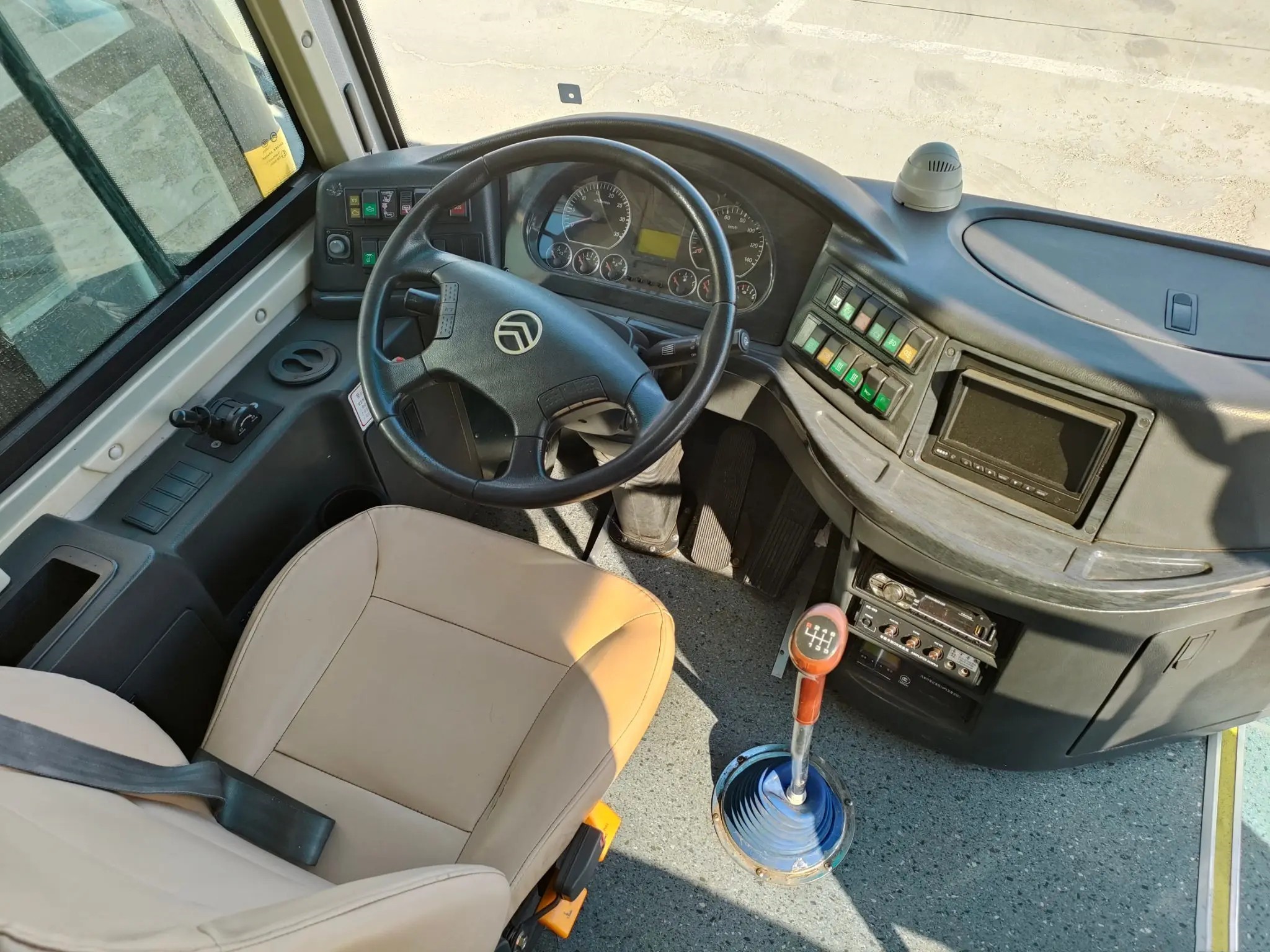 2nd Hand Coach 37 Seats Single Door Air Conditioner EURO IV Manual Transmission Used Golden Dragon Bus XML6857