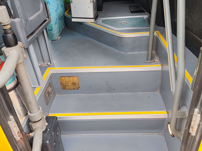 Euro 4 36 Seats Used School Buses Yutong Used Left Hand Vans
