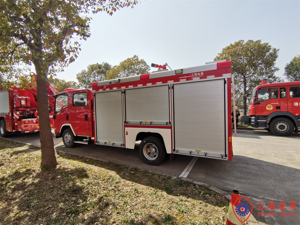 10KG Light Water Tanker Fire Fighting Vehicle With Piston Vacuum Pump 3500 Liters