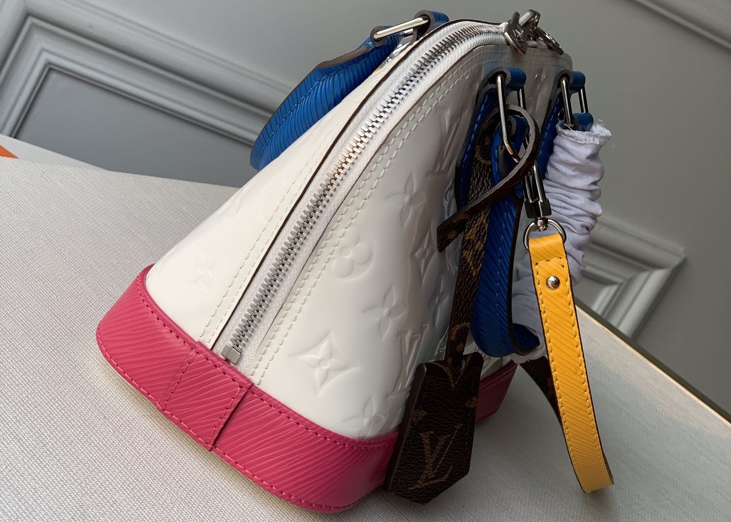 Cute Assorted Colors Leather Womens Luxury Handbag Shell Shape