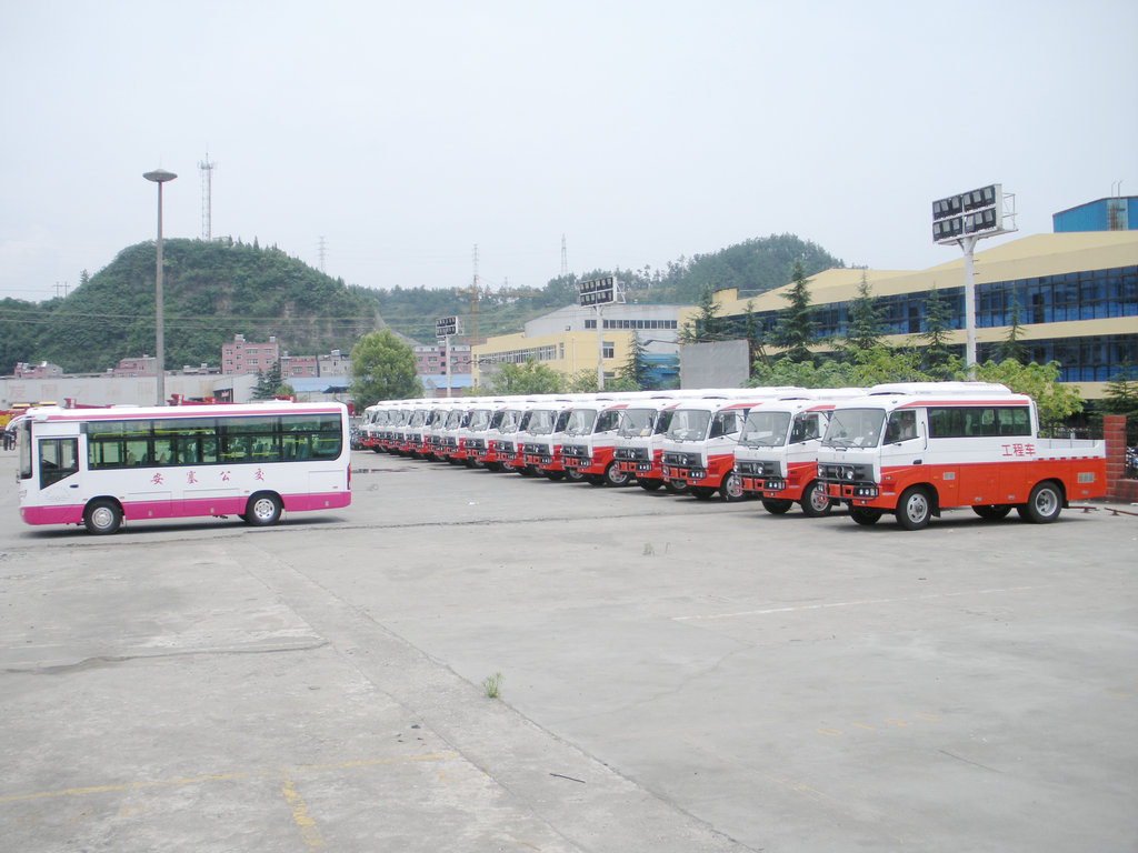 Euro3 No AC Dongfeng Cummins 140HP EQ5060XGCT4 4x2 Engineering Bus
