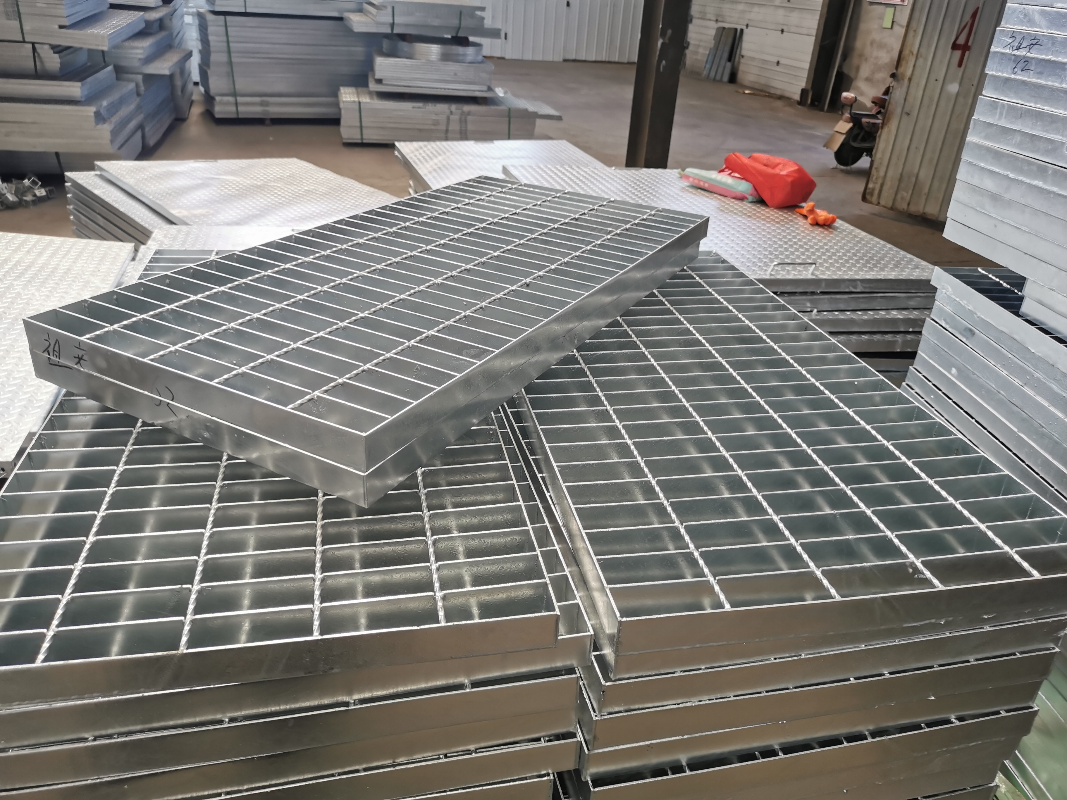 Anti Corrosion Steel Driveway Grating 1250mm Width For Chemical Plants
